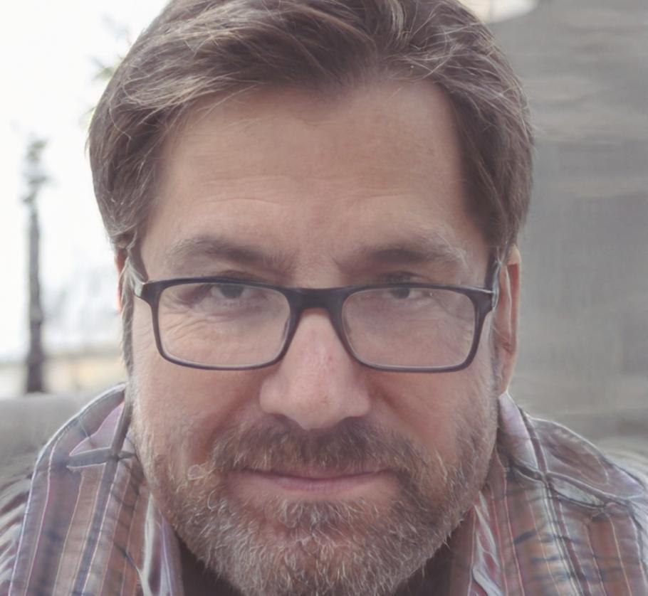 Portrait de Marc Dubois, expert en analyse financière